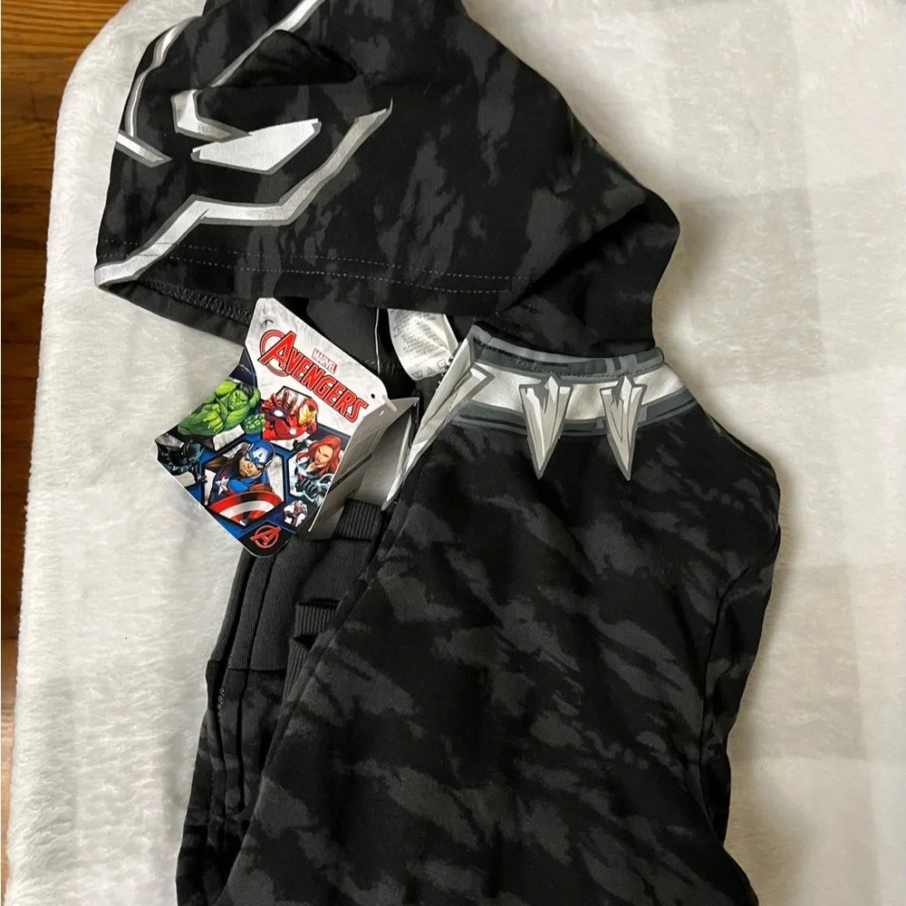 Avengers NEW Kids hoodie. NWT.   W4